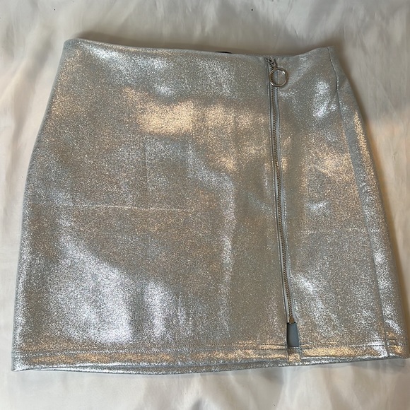 Forever 21 Silver Sparkly Spandex Metallic Mini Skirt, Medium - Picture 6 of 12